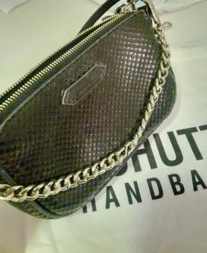BOLSA SCHUTZ EMMY SNAKE PRETA ? ESTADO DE NOVA ?