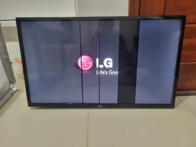 TV LG 39- para retirada peças (defeito na tela)-ela Liga e tem controle remoto