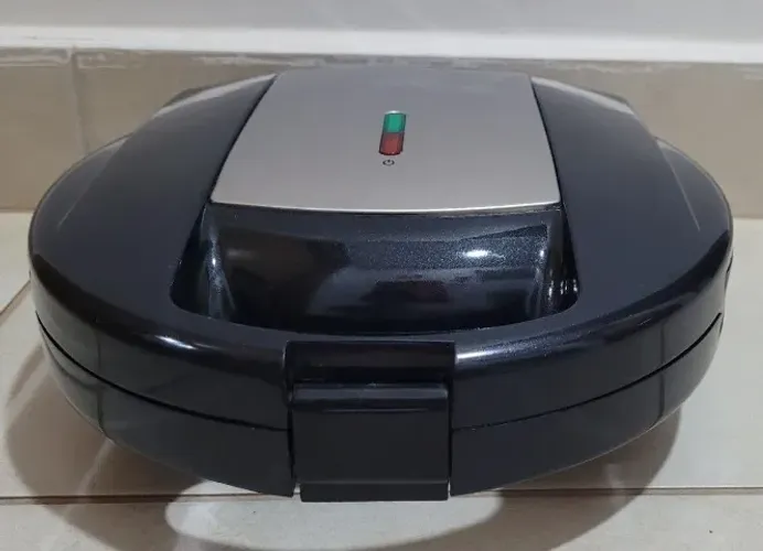 Máquina 2 em 1 Sanduicheira e Waffle Oster 700W