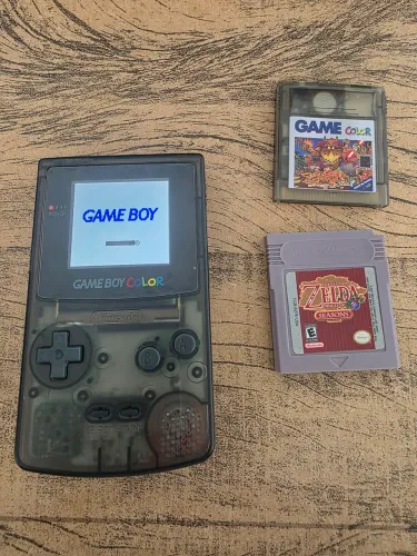 Game Boy Color com tela IPS e Everdrive