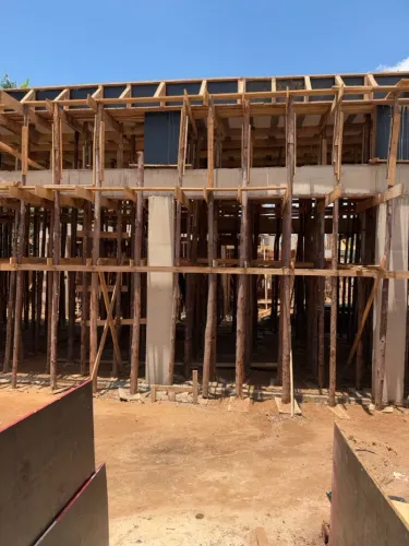 Escoras e madeiras para construção 1° uso - LAGO SUL