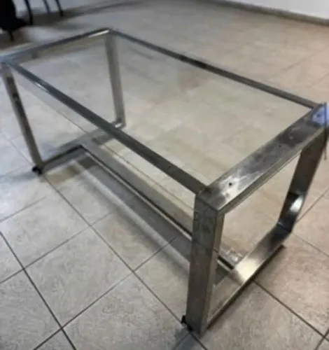 Mesa de centro com rodinhas. 