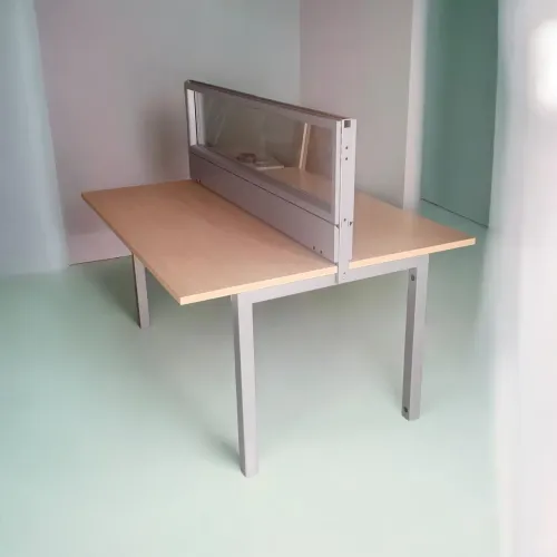 Estação de trabalho medindo 1,40 x 112 x 0,72 com divisória de vidro