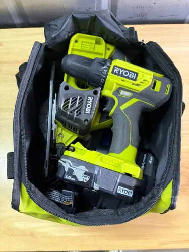 Kit Furadeira + Serra Ryobi + 2 Baterias + Carregador + Kit Kreg