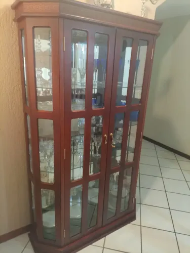 Cristaleira clássica de madeira com vidros e espelho - 2 portas