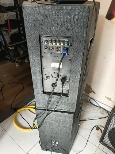 Vendo caixa antiva e pasiva no valor de 2600 dá marca j b l auto falante de de 15. Pole.