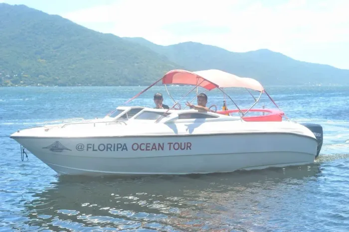 Vendo lancha para 10 pessoas 23 pés