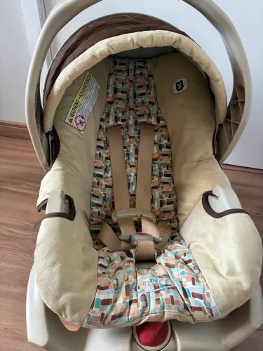 Bebê conforto com base 
