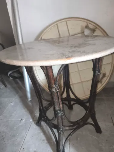 Mesa com tampo de marmore