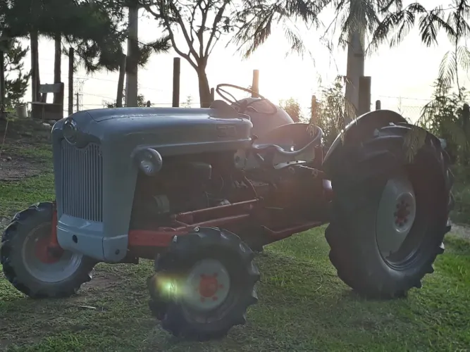 Trator Ford 1951 Clássico Restaurado - Raridade para Colecionadores<br>ou