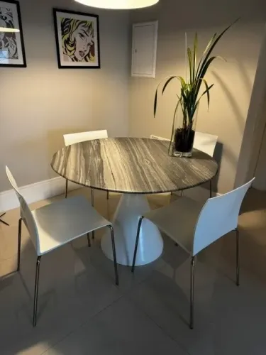 Mesa de jantar redonda com tampo de mármore e 4 cadeiras - marca West Elm 