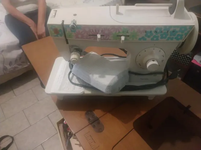 maquina de costura singer com bancada.
