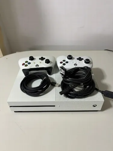 Xbox One S 1 TB + 2 controles originais Xbox e 8BitDo
