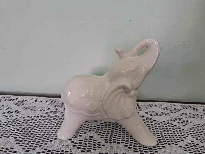Lindo elefante antigo em cerâmica..