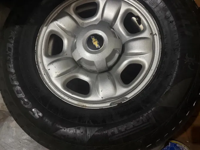 Vendo jogo roda s10 com pneus 