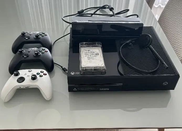 Xbox One Fat 1.5GB + Kinect + 3 controles + 8 jogos + Carregador