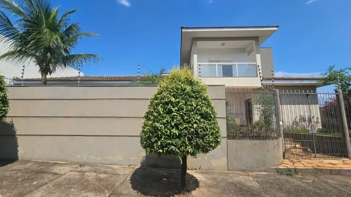 Linda casa de esquina em bairro nobre de Cuiabá