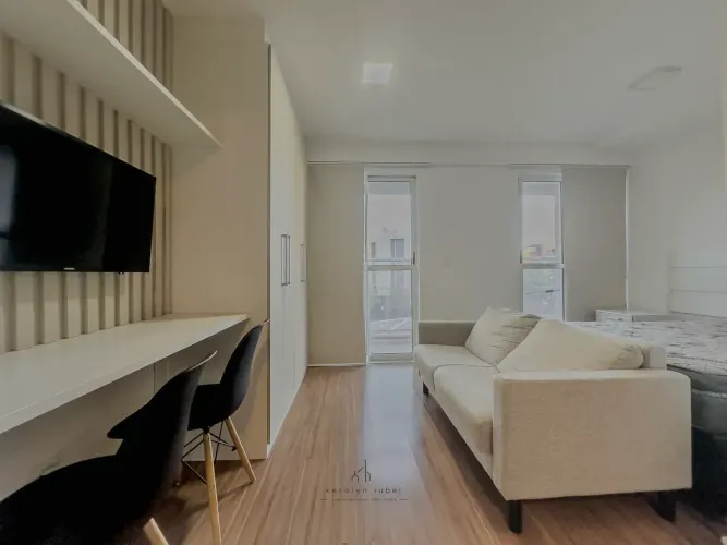 Apartamento mobiliado com sacada ampla e vaga fixa no Alto da XV pronto para morar!