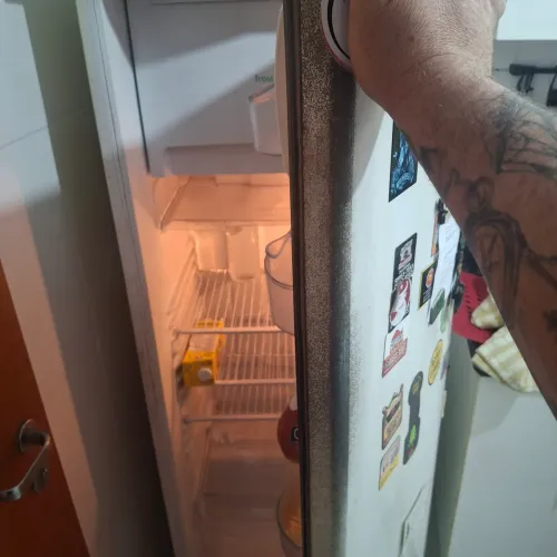 Geladeira consul precisa de pouca manutenção. retira em jd camburi aceito cartão urgente