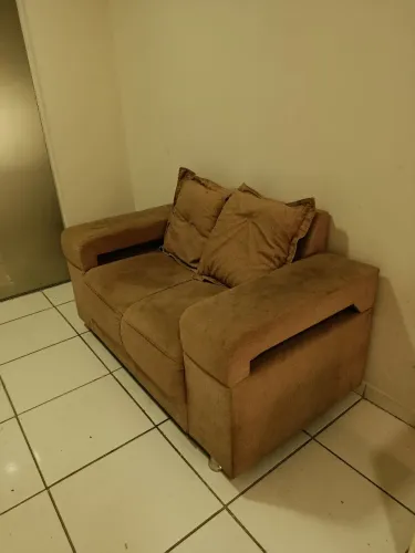 SOFÁ COM MARCAS DE USO 