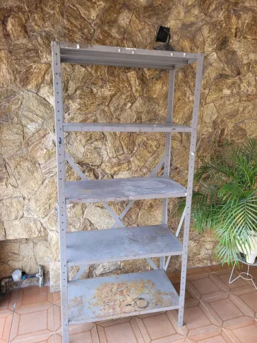 Estante de ferro reforçada 