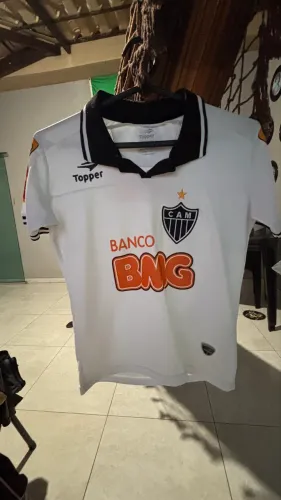 Camisa feminina do clube Atlético Mineiro