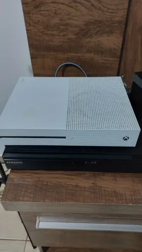 Xbox One S 700gb nunca aberto vendo controle separado