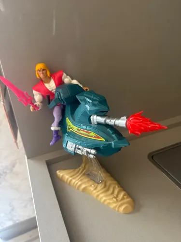 Príncipe Adam com o veículo Jet Sled HE-MAM