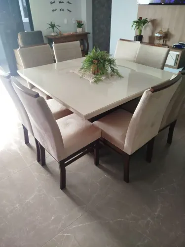 Mesa 8 lugares com 8 cadeiras.
