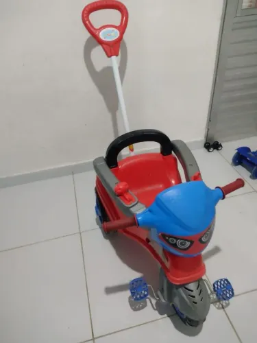 CARRINHO AUXILIADOR QUE VIRA TRICICLO.