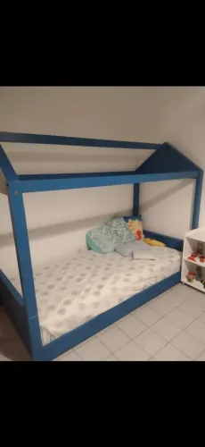 Cama infantil azul tamanho solteiro