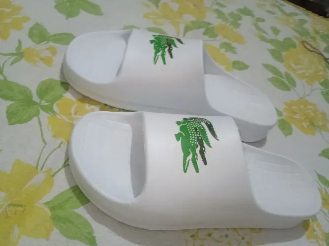 Slide Lacoste Primeira Linha