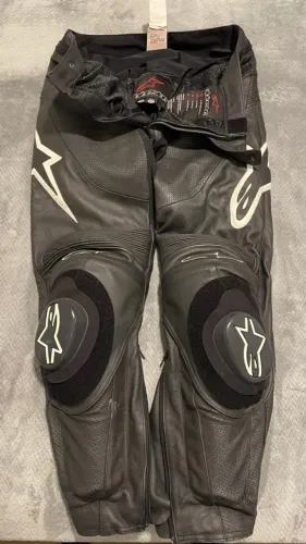 Calça Alpinestars de couro em ótimo estado de conservação