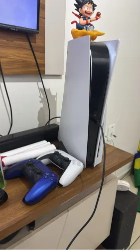 Vendo ps5 leitor de mídia física com 2 controle.