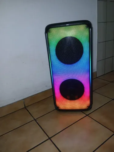 Vende-se caixa de som e karaokê completa com microfones