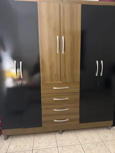 Armário de quarto, seis portas com quatro gavetas.