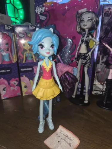Boneca My Little Pony Rainbow Dash (linha budget)