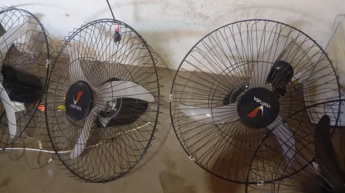 4 ventiladores funcionando bivolt, com suporte