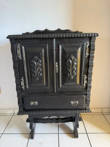ARMÁRIO ANTIGO DE MADEIRA MACIÇA - PEÇA ÚNICA 