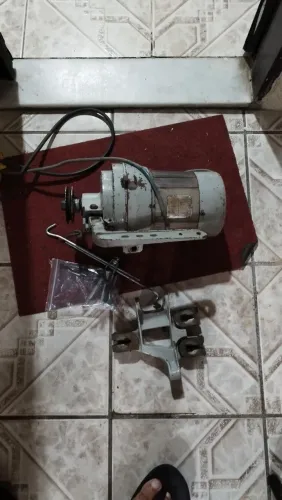 Vende-se um motor de máquina reta industrial 110 vts