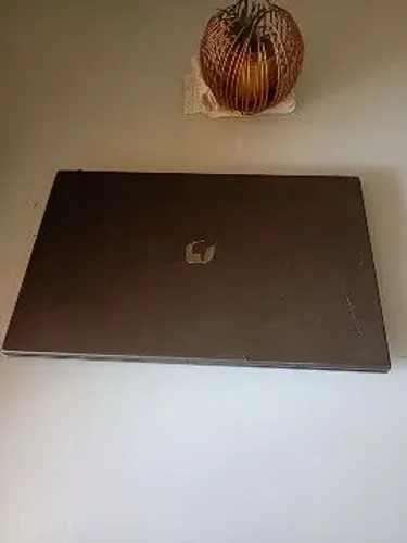 Vendo notebook está funcionando porém está com essas linhas e sem o carregador .