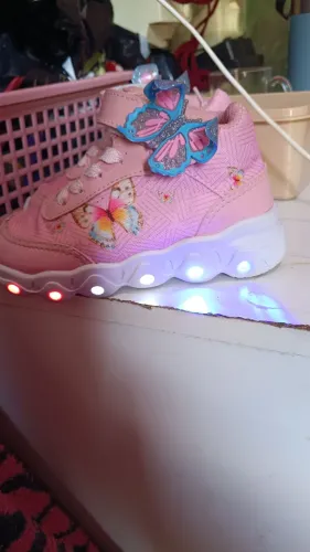 Sapatinho n:25 de led usado apenas 1 vez