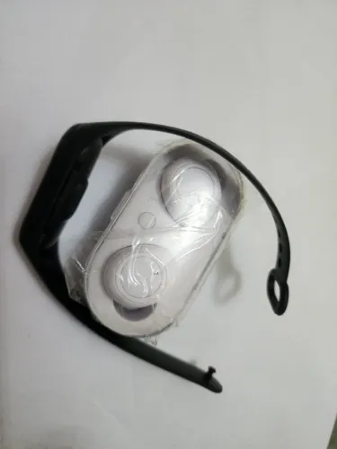 Fone de ouvido e relógio 