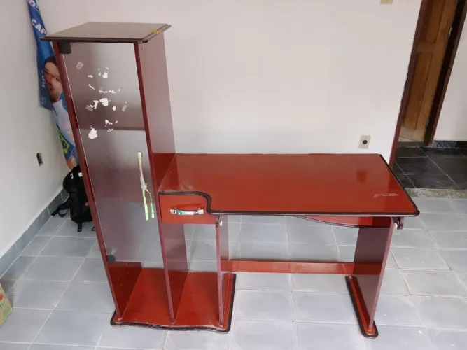 Mesa de escritório com pequeno armário
