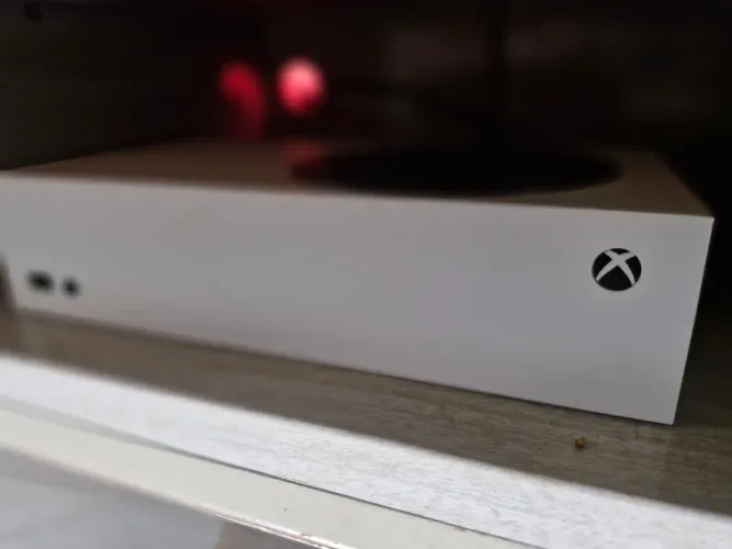 Vendo Xbox Series S 1 controle e duas baterias e base carregadora
