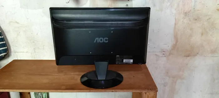 Monitor 19 polegada semi novo 150.00 reais vem com cabo completor marca AOC