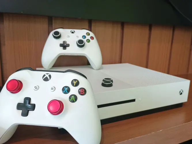 Venda - Xbox One S 1TB + 2 controles