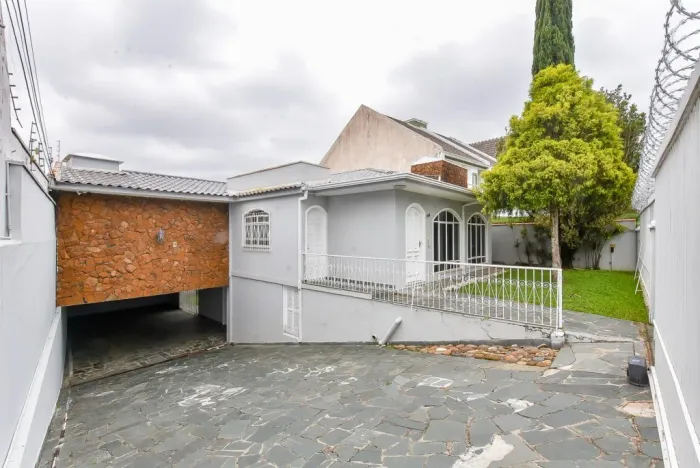 CASA ESPAÇOSA COM 223m2 NO GUABIROTUBA - CONFORTO E EXCELENTE LOCALIZAÇÃO !