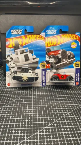 Lote 2 Hot Wheels Disney Mickey Mouse - Lacrados