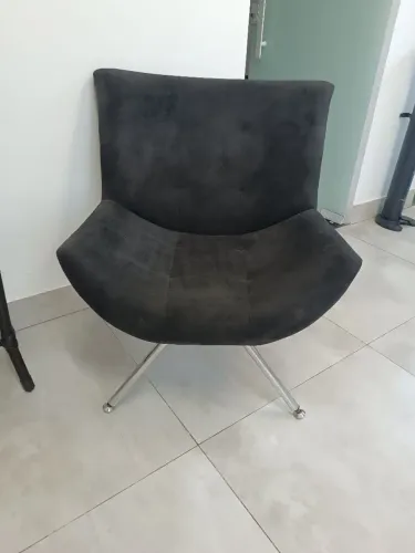 POLTRONAS EM TECIDO E PÉS DE INOX 